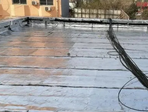 梅列卫生间漏水维修公司分享下梅列屋面楼顶防水刚性防水层施工要点。